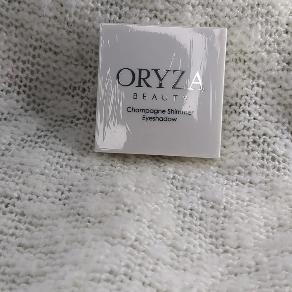 ORYZA BEAUTY Champagne Shimmer Eyeshadow quad palette, 8g/0.28oz